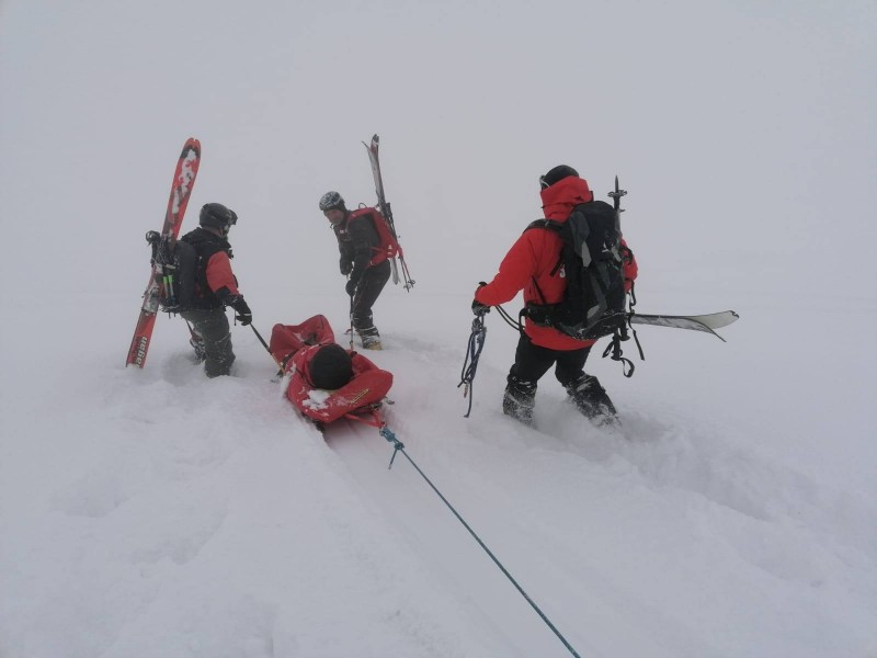 Doi turişti străini, surprinşi şi răniţi de o avalanşă în munţii Făgăraşului