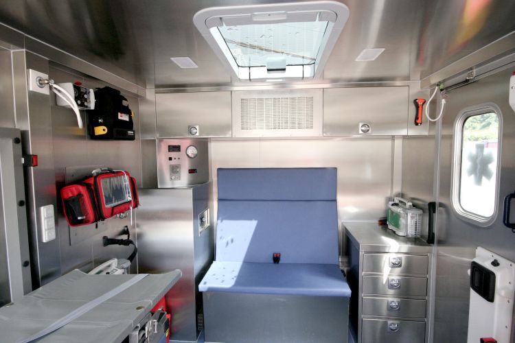 Prima ambulanţă din lume pentru transportul celor infectaţi cu coronavirus, construită în judeţul Cluj