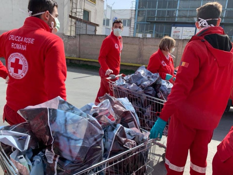 100 de pachete cu alimente și 100 de pachete cu produse de igienă pentru brașoveni