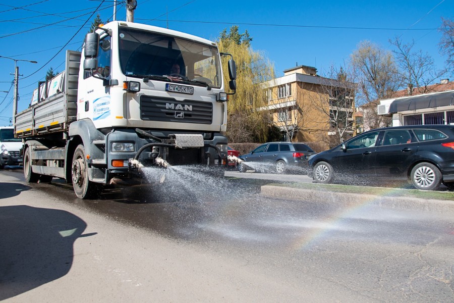 La Sfântu Gheorghe operatorul de salubritate a început dezinfecția spațiilor publice