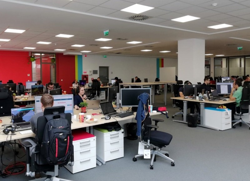 De luni, compania E.ON suspendă temporar activitatea magazinelor sale