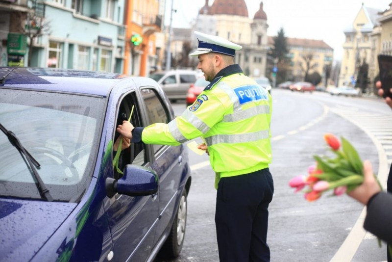 Poliţiştii au împărţit flori şi zâmbete