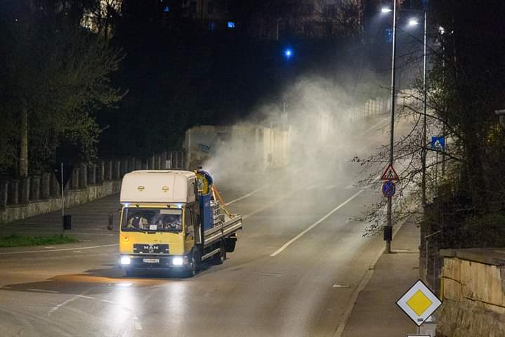 Străzile şi trotuarele din Sfântu Gheorghe, dezinfectate cu tunul de zăpadă