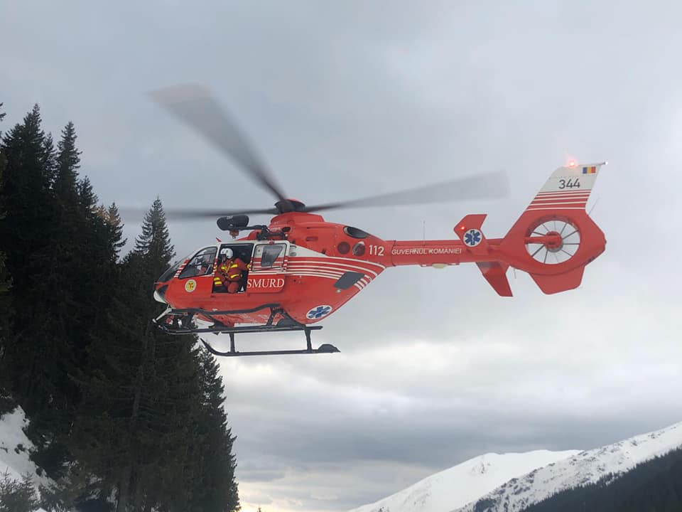 Elicopterul SMURD Târgu Mureș, intervenție pentru recuperarea unui bărbat ce a căzut de pe snowmobil