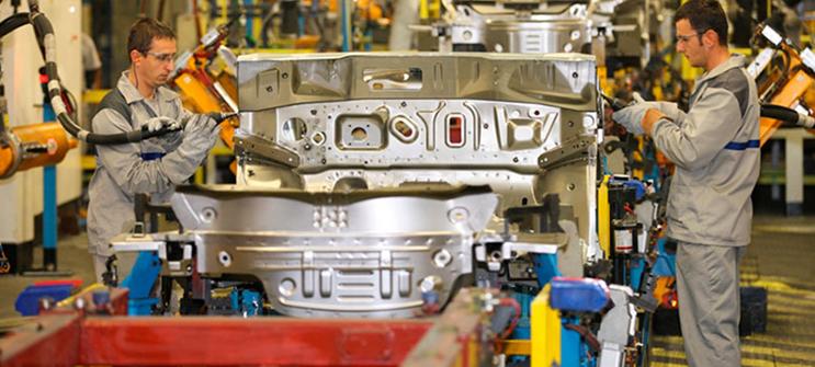 Dacia a reluat parţial producţia de la Mioveni, pe bază de voluntariat