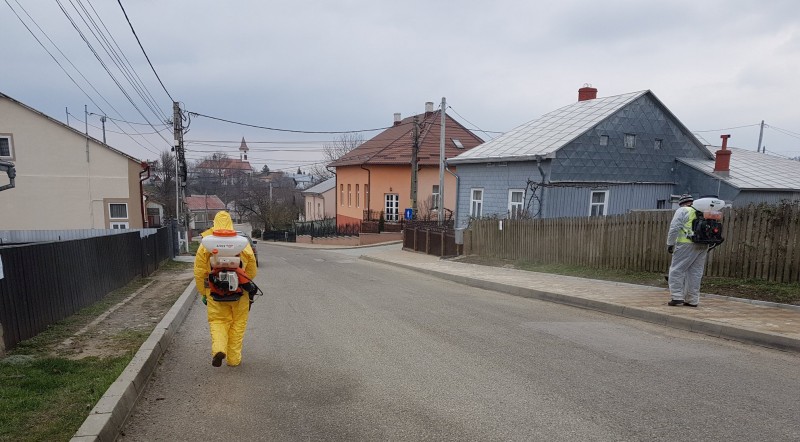 Luni se dezinfectează trotuarele la Reghin