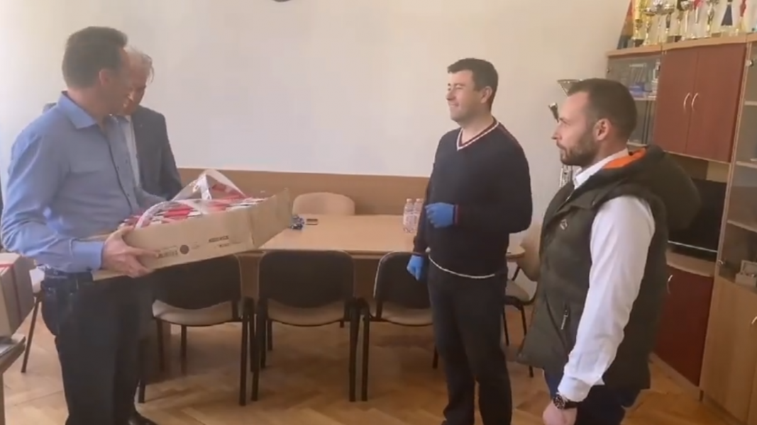 Jandarmii harghiteni au primit o donaţie de măşti şi viziere confecţionate de voluntari din judeţ