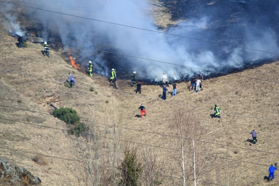 Incendiu de vegetaţie uscată în localitatea harghiteană Gălăuţaș
