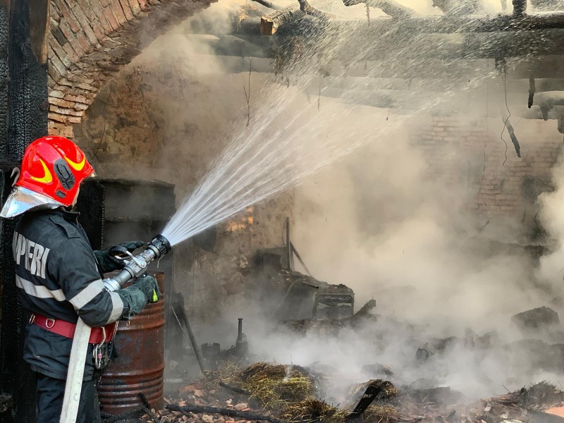 Două incendii izbucnite simultan la Lueta, în Harghita