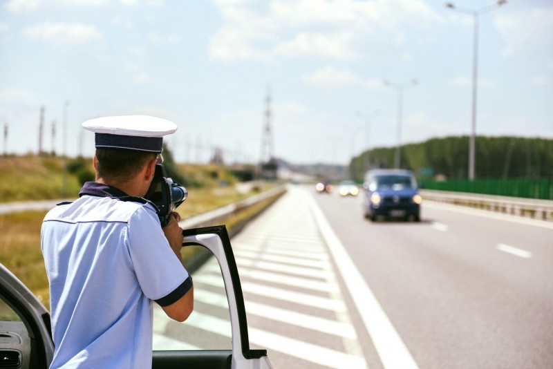 Reghinean cercetat penal de poliţişti după ce a fost depistat că circula cu 197 de km pe oră