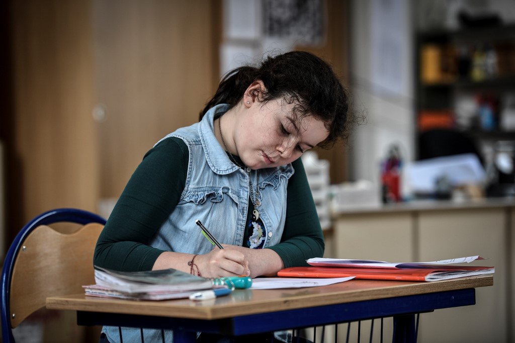 Elevii din Mureș și Harghita își primesc astăzi integral bursele pe luna martie