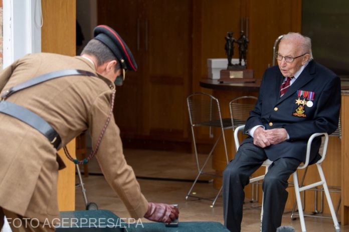 Un veteran britanic de 100 de ani a strâns donaţii de 13 milioane de lire sterline