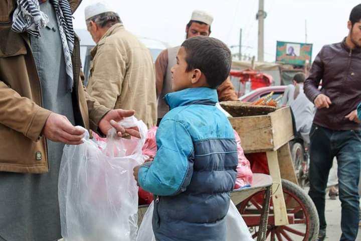 Crește numărul de cazuri în Afghanistan, în timp ce copiii țării sunt înfometați