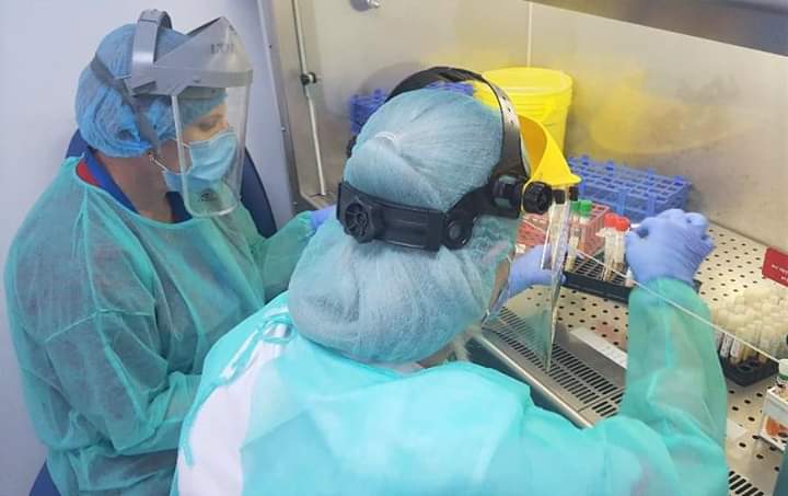Zece cazuri noi de contaminare cu noua variantă de SARS-CoV-2