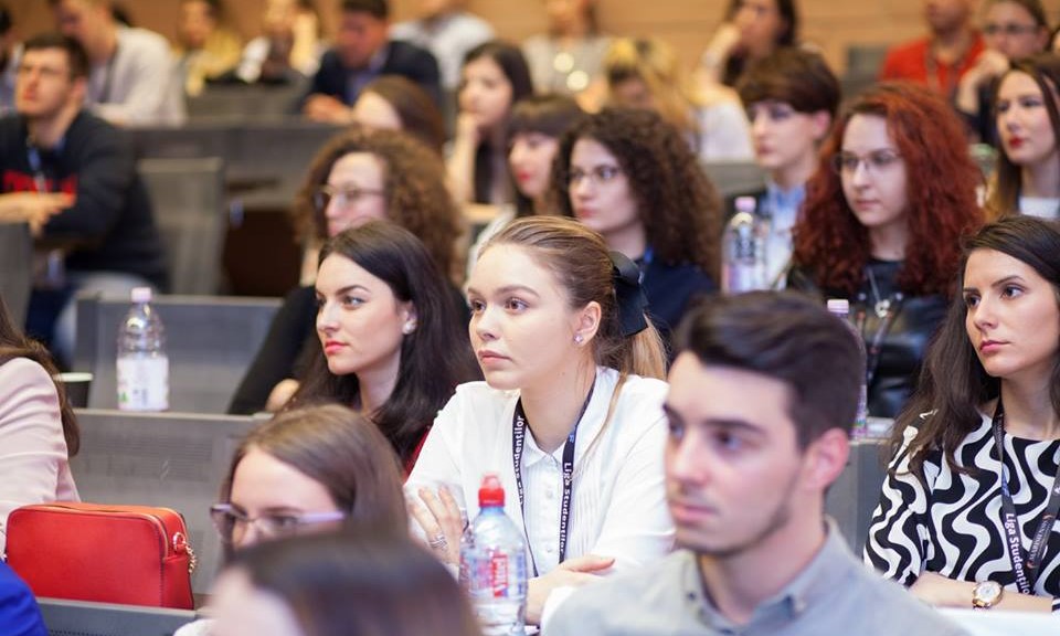 Mediile din liceu ar putea fi un criteriu de admitere la facultate Mediile din liceu ar putea fi un criteriu de admitere la facultate