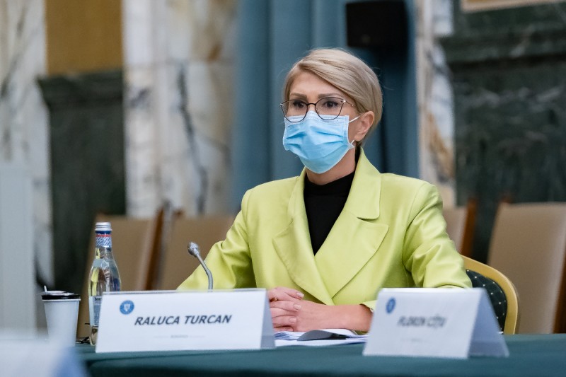 Guvernul a adoptat procedura ce va permite elevilor să folosească gratuit transportul public pentru a merge la şcoală