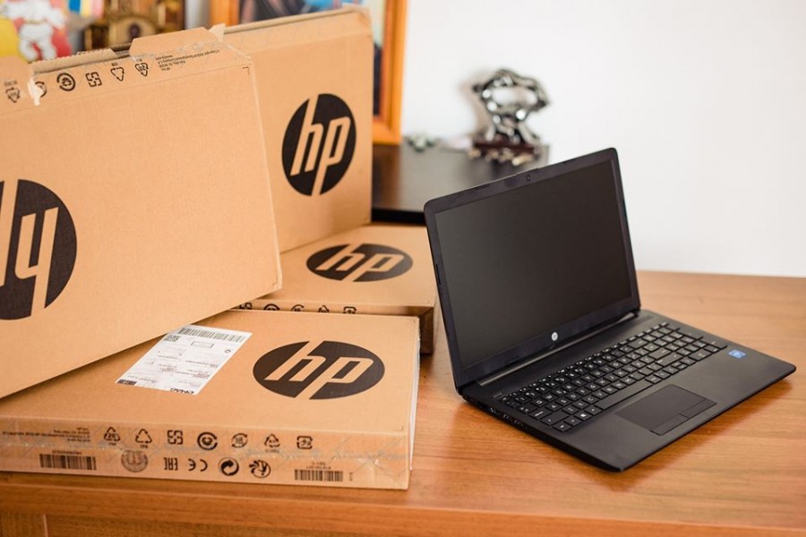 Preoții din Bilbor au donat laptopuri copiilor nevoiași