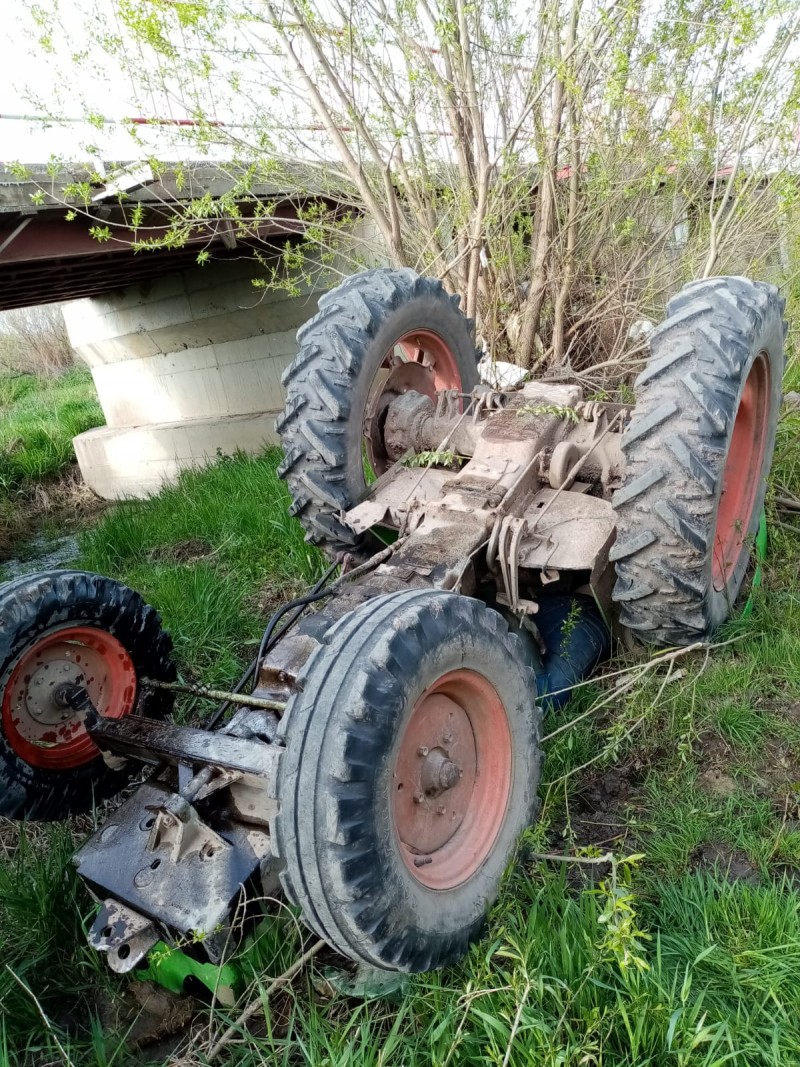 Trei persoane au fost rănite, după ce un tractor s-a răsturnat în localitatea harghiteană Corund Trei persoane au fost rănite, după ce un tractor s-a răsturnat în localitatea harghiteană Corund