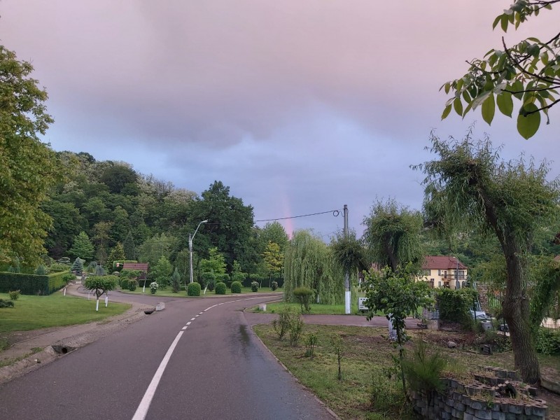 Cod galben de vreme instabilă până sâmbătă dimineață în întreaga țară
