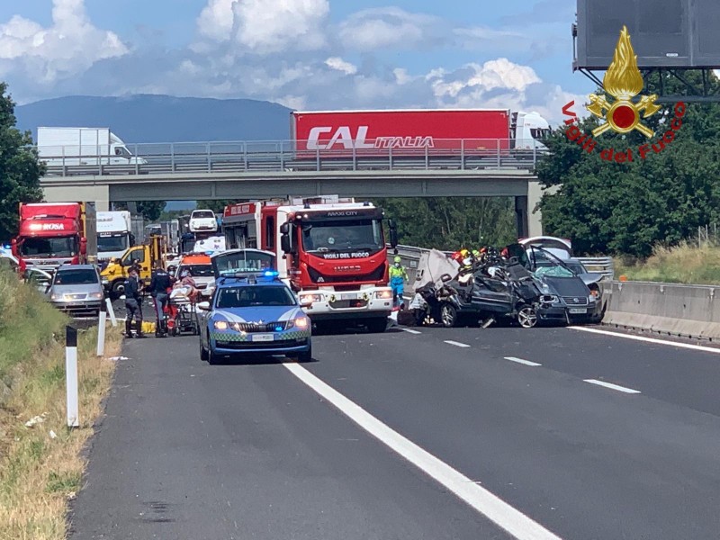 4 români au murit într-un accident rutier produs vineri în Italia