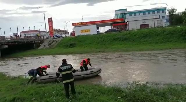 Pompierii au reluat căutarea fetiţei care a căzut în Râul Cibin la Sibiu