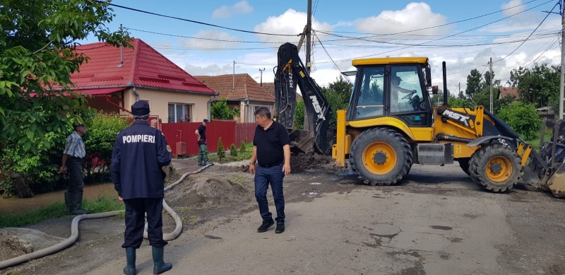 Zeci de gospodării inundate în Mureș