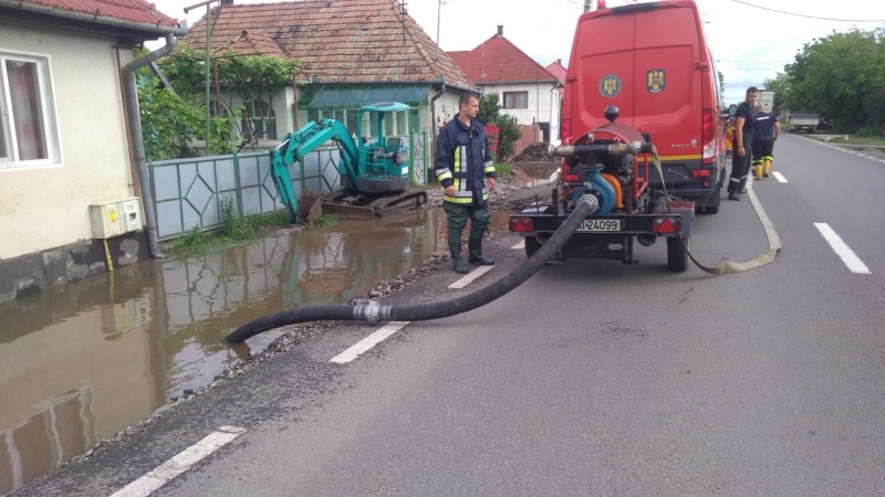 Apa a intrat în 25 de gospodării din Mureș