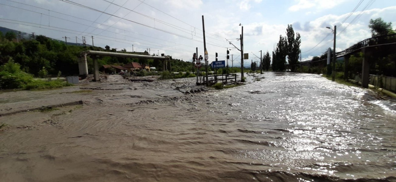 Aproape 400 de oameni au fost evacuaţi din Mina Lupeni, afectată de inundaţii Aproape 400 de oameni au fost evacuaţi din Mina Lupeni, afectată de inundaţii
