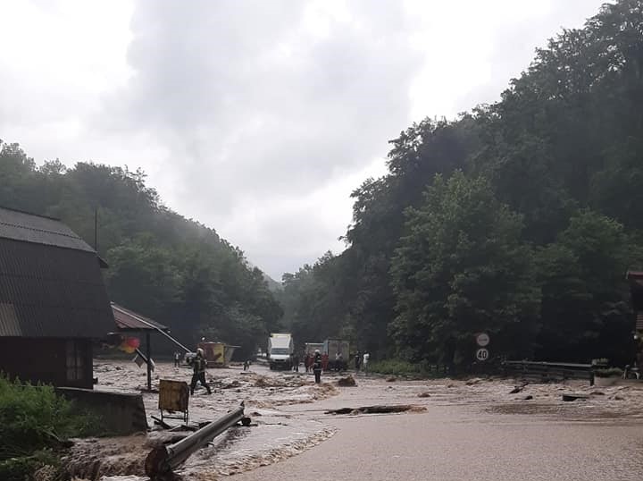 DN 13, inundat în zona Pădurii Bogății