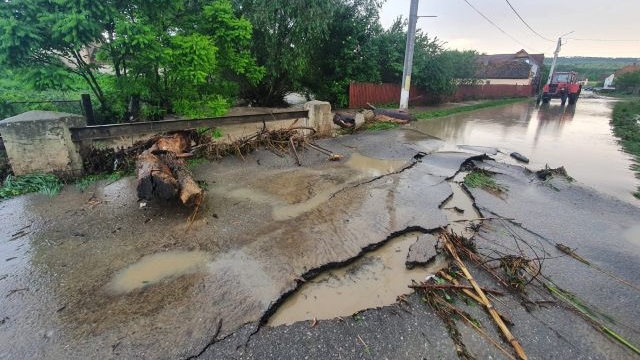Drum distrus de inundaţii în comuna Caţa, județul Brașov