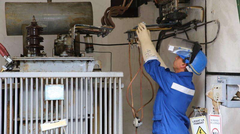 Întreruperi de energie electrică în trei localităţi harghitene, din cauza ploii