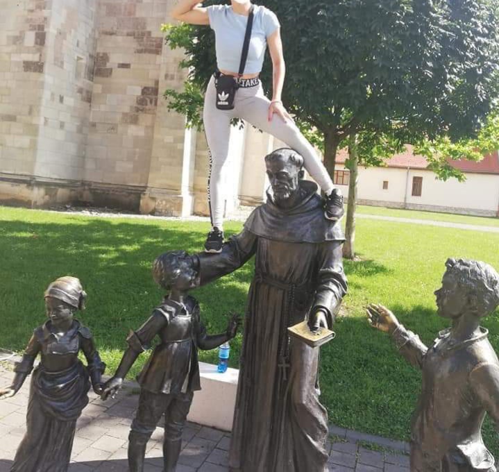 O tânără din judeţul Sibiu a fost amendată după ce s-a urcat pe mai multe statui din Cetatea Alba Carolina
