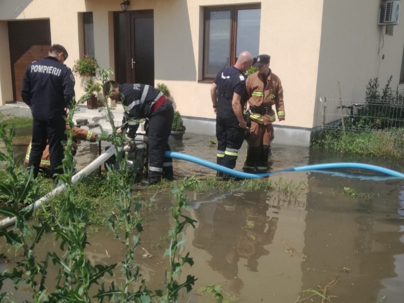 Gospodării inundate în Sângeorgiu de Mureș