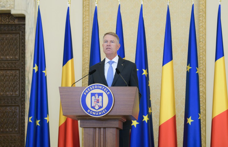 Klaus Iohannis susține că pandemia a fost gestionată cu legi slabe şi sumar croite