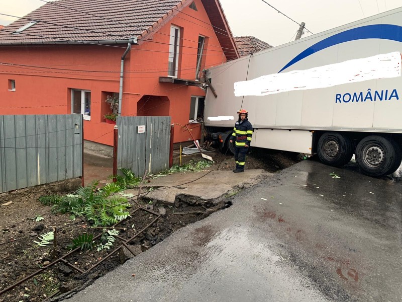Două imobile, avariate într-un accident produs aseară în Mureș