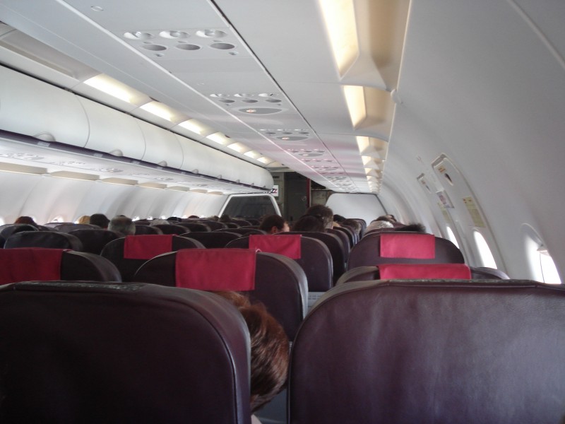 Preţul mediu al unui bilet de avion plătit de turiştii români s-a majorat cu 35 %, în această vară