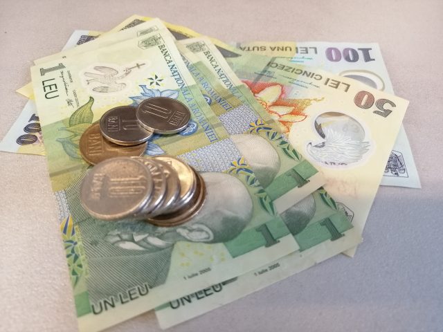 Leul a continuat să se deprecieze uşor în raport cu moneda unică europeană