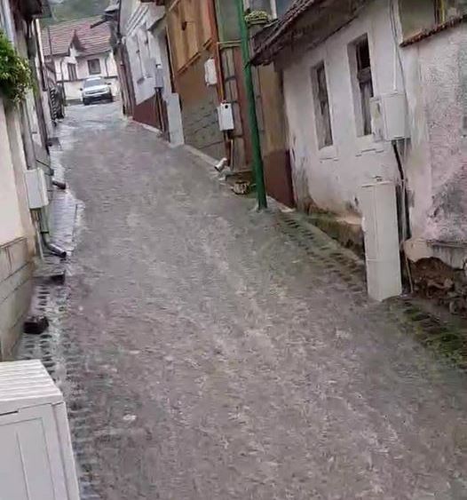 Străzile din Șcheii Brașovului s-au transformat în adevărate albii de râu după ploaia torențială de ieri după amiază