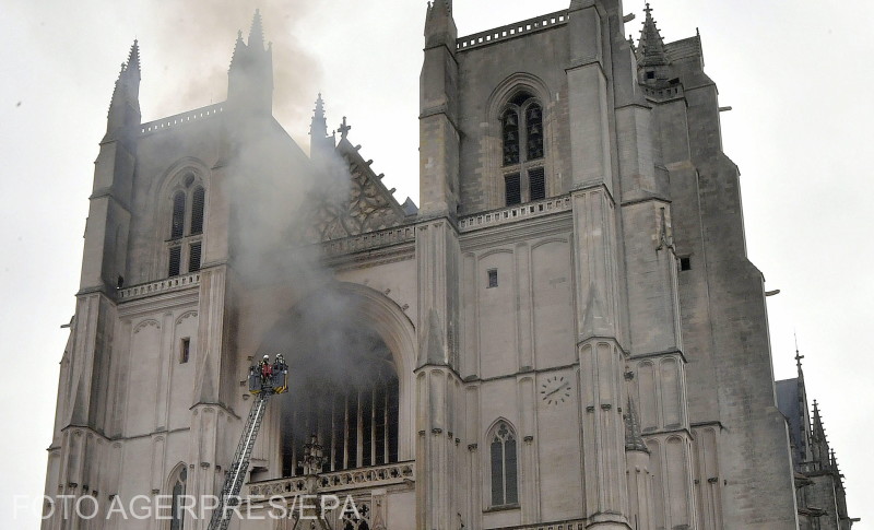 Pompierii francezi au reușit sa localizeze incendiul izbucnit de dimineața la catedrala din Nantes, din estul Franței