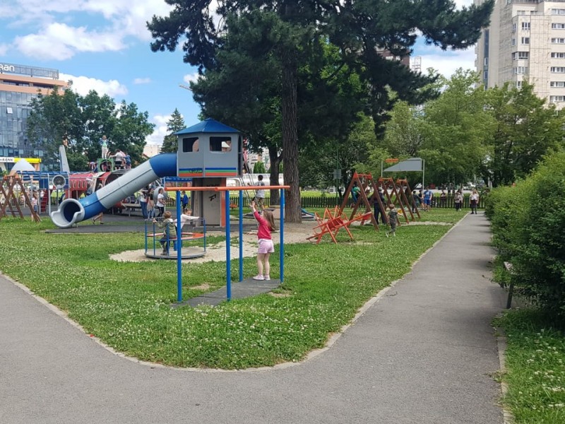 Unele locuri de joacă din municipiul Brașov sunt pline zilnic de părinți și copii, deși, oficial, acestea sunt închise, din cauza pandemiei