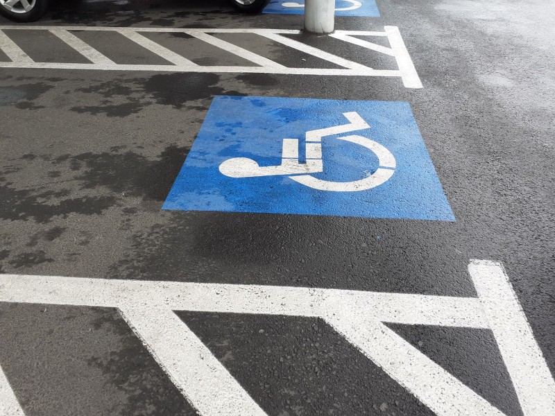 Au crescut amenzile pentru cei care parchează fără drept pe locurile rezervate persoanelor cu handicap