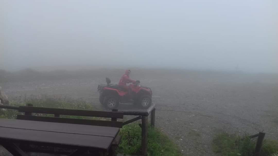 Turişti rătăciţi pe munte din cauza ploii şi a ceţii