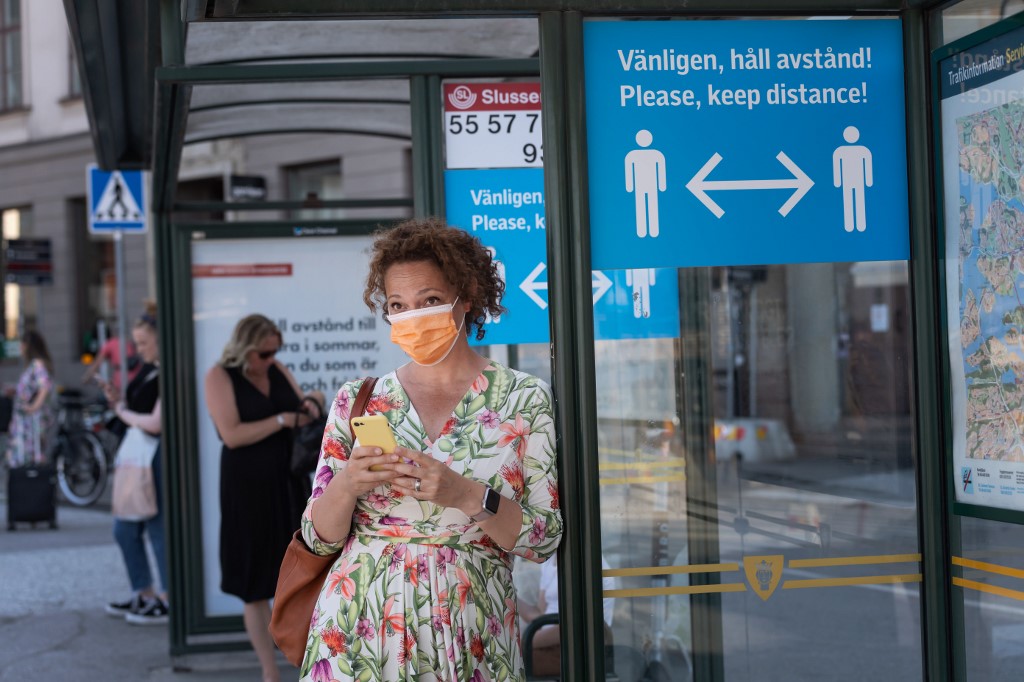 Distanţa de doi metri nu este suficientă pentru prevenirea răspândirii coronavirusului, susţin cercetătorii britanici