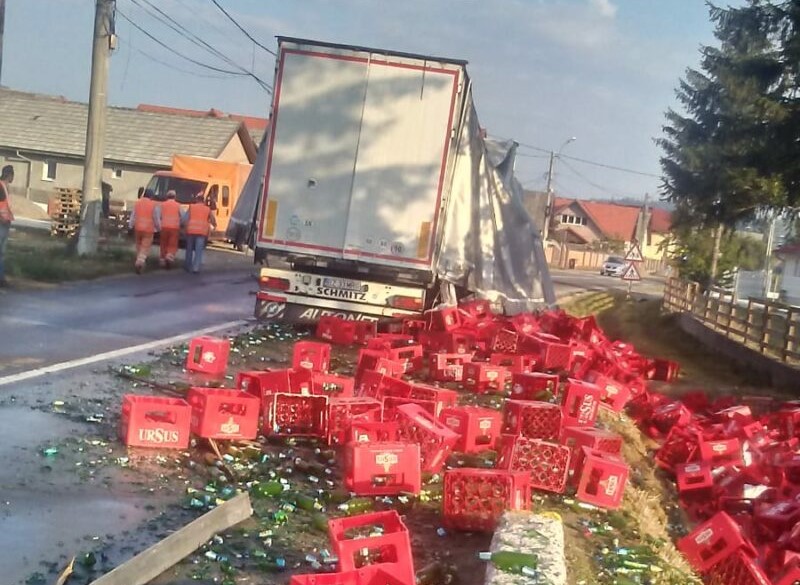 Mai multe lăzi de bere, răsturnate pe DN 10, în urma unui eveniment rutier