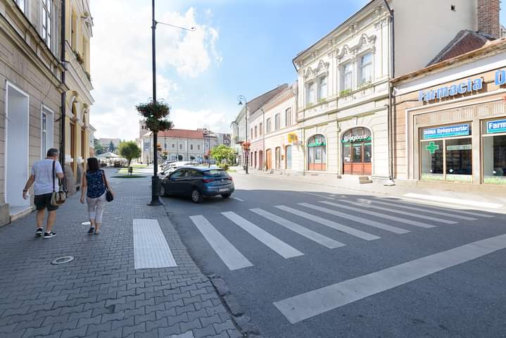 Marcaje tactile pentru persoanele cu deficienţe de vedere, aplicate la trecerile de pietoni din Sfântu Gheorghe
