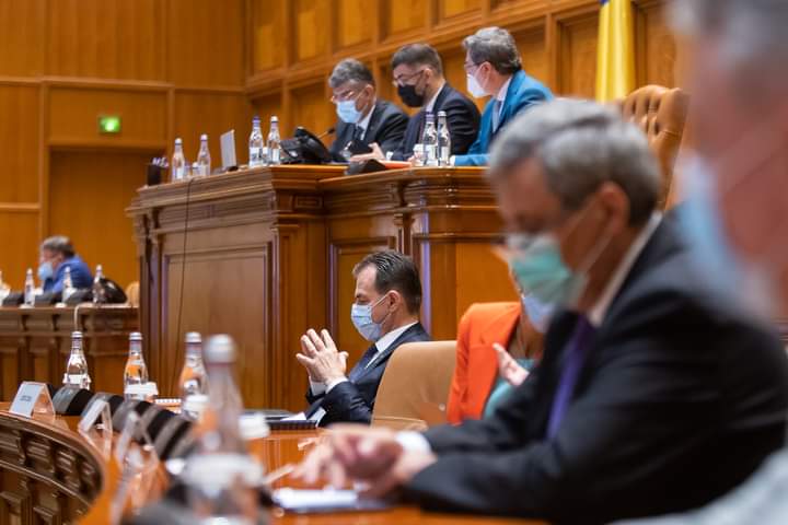 Ultima zi a sesiunii extraordinare a Parlamentului începe cu dezbaterea şi votul asupra moţiunii de cenzură iniţiată de PSD împotriva Guvernului Orban