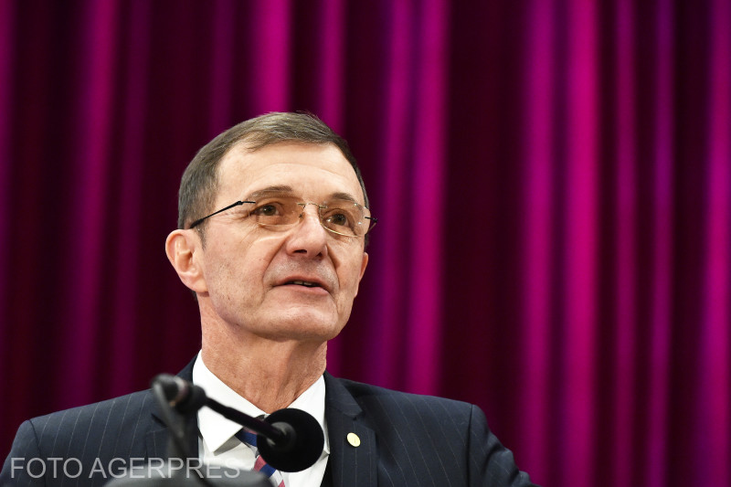 Despre cum vor începe anul şcolar şi cel universitar a vorbit ieri la RRA preşedintele Academiei Române, Ioan Aurel Pop