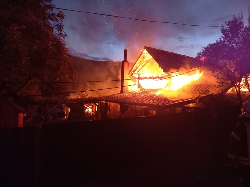 Gospodărie din Mureș, distrusă de un incendiu