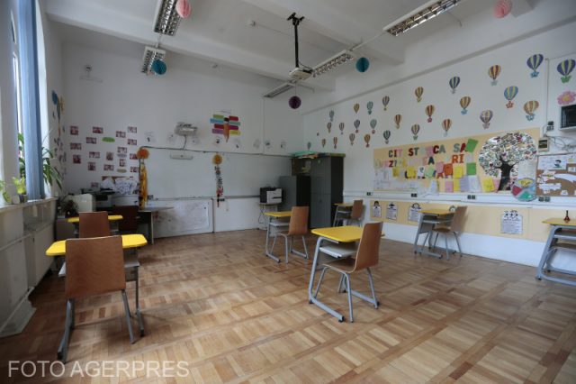 Mai multe asociații ale părinților le cer guvernanților să îi lase pe părinți dacă își trimit sau nu copiii la școală din 14 septembrie