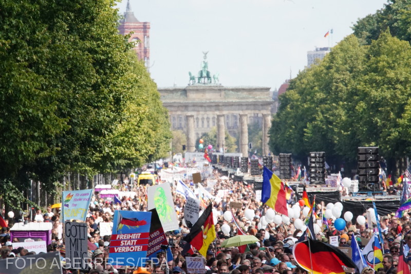 18.000 de protestatari s-au adunat în Berlin, demonstrând împotriva regulilor impuse din cauza COVID-19